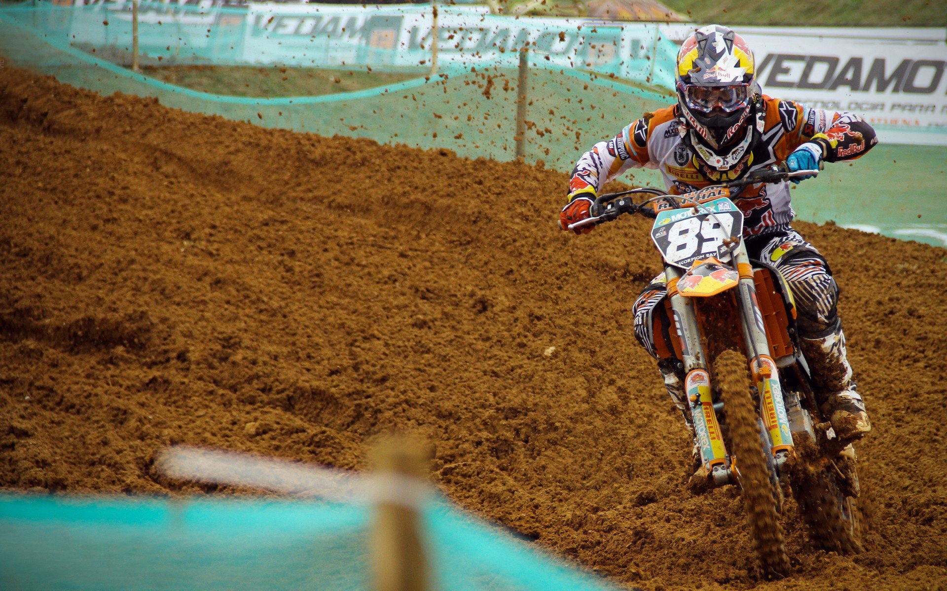 “三叉湖水上救生赛:选手在水中展开与时间赛跑的较量”