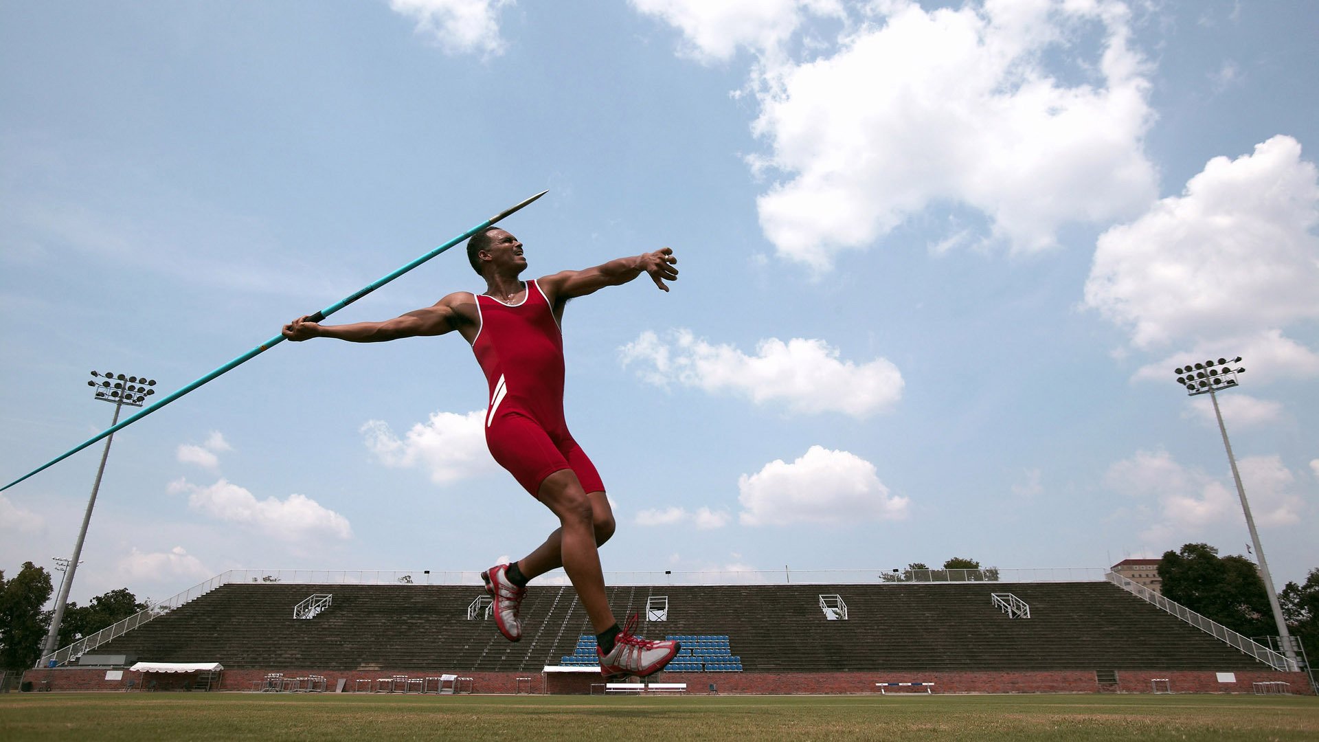 “多地暴雨雷暴，比赛时间频繁推迟”
